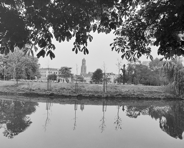 882599 Gezicht over de Stadsbuitengracht op het Lepelenburg te Utrecht, waar op 7 maart 1979 concertzaal Tivoli ...